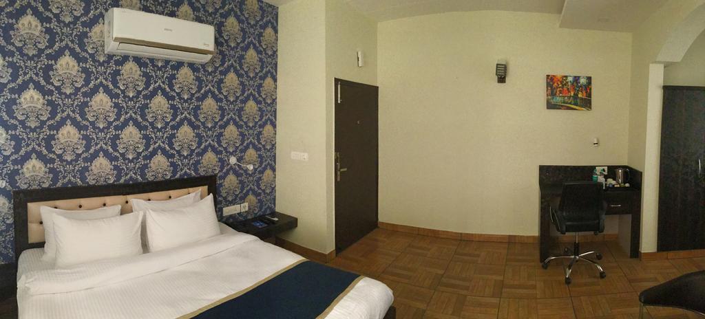 The Park Residency Hotel Greater Noida Buitenkant foto